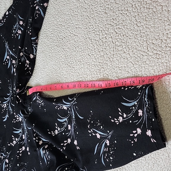 Torrid size 4R black with floral print capris - Picture 6 of 8